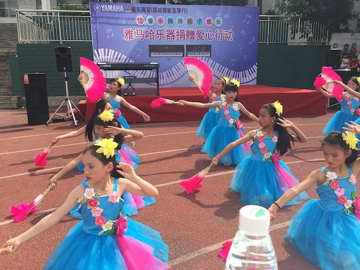 千赢国际乐器爱心捐赠行动在四川金堂县举办 ——与音乐牵手 随幸福成长