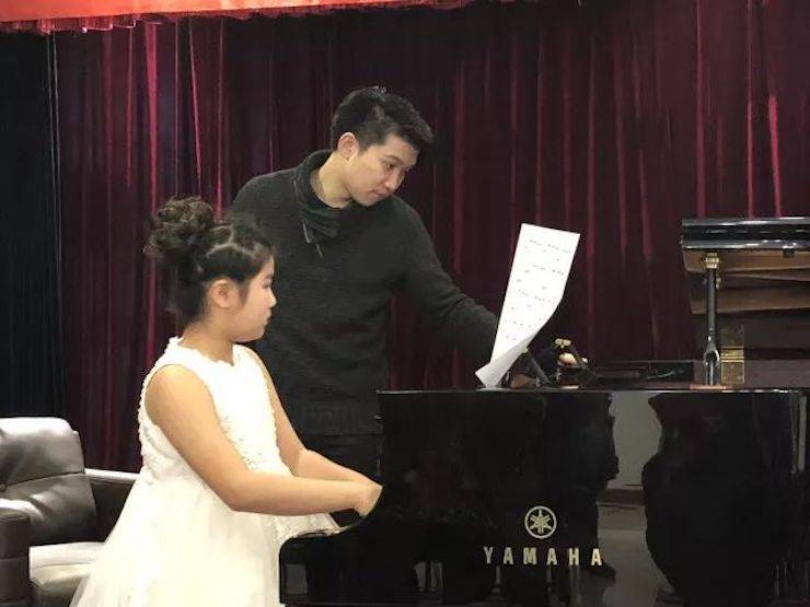 【报道】千赢国际艺术家鲍释贤钢琴独奏音乐会及大师班于河北秦皇岛成功举办