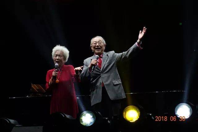 歌声悠扬，唱出时代记忆，琴声悦耳，奏响希望乐章 <br> 2018“我爱你中国?纪念改革开放40周年”经典歌曲上海演唱会圆满落幕