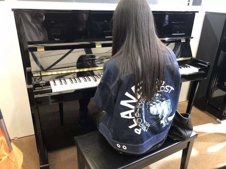 参观来宾试奏千赢国际钢琴