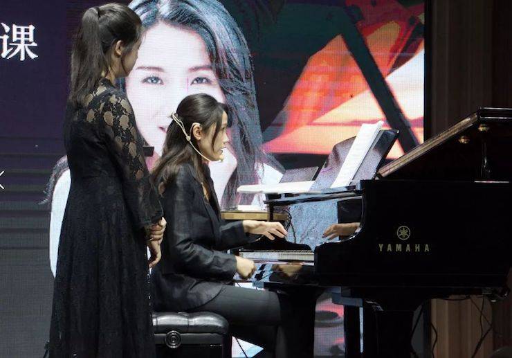 科技推动音乐教育创新，张希教授《古典主义时期钢琴奏鸣曲的演绎》公开课圆满成功
