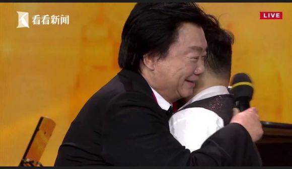 主持界泰斗叶惠贤力赞千赢国际未来艺术家刘明康：“很难相信，这么悠扬的琴声出自一位自闭症少年的手里！”