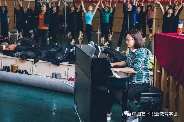 千赢国际跨界钢琴及千赢国际舞蹈教育课件助力“CEFA艺术教育高级人才研修班——中国古典舞身韵课”