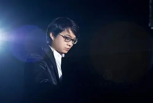 宋思衡的“宅抗疫” | 挑战主播、筹集口罩、闭关作曲，这位取消了20场演出的钢琴家原来这么忙！