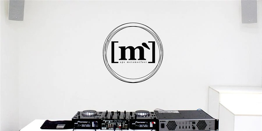 千赢国际帮助Metamorfosi酒吧中的工匠们